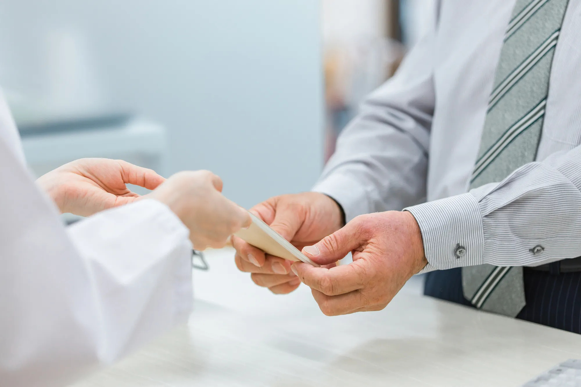 薬剤師が転職先の職場環境を見学・確認している様子