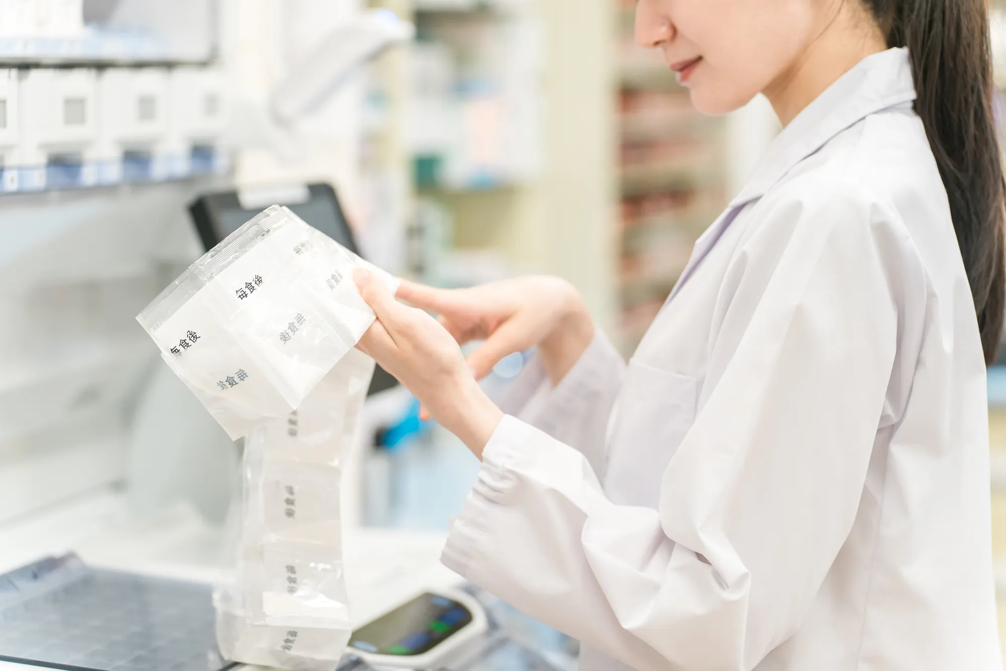 調剤薬局とドラッグストアの年収を比較するイメージ