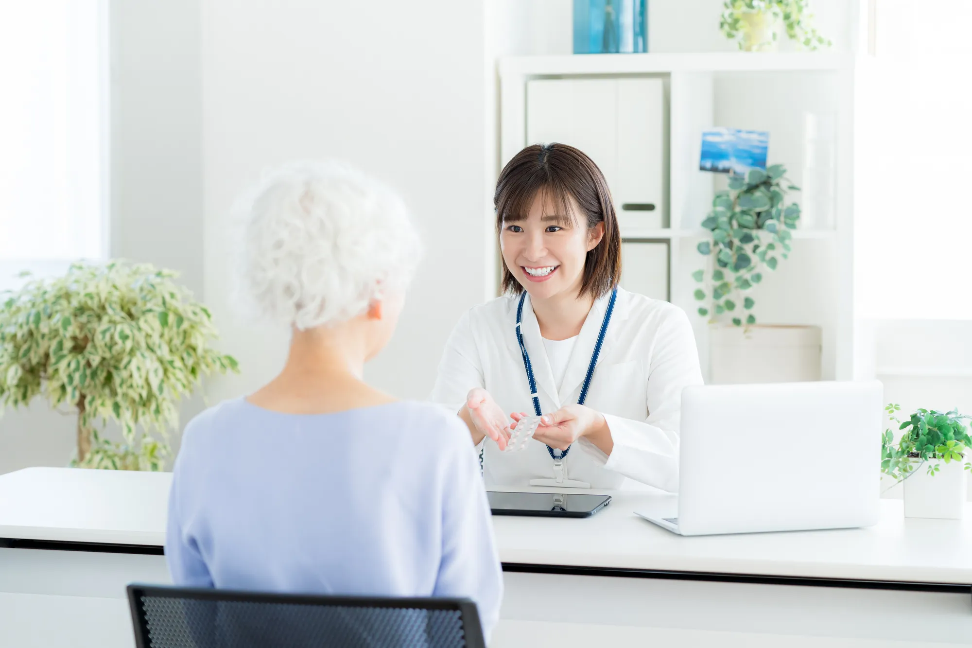 薬剤師が転職先の条件を整理しているイメージ