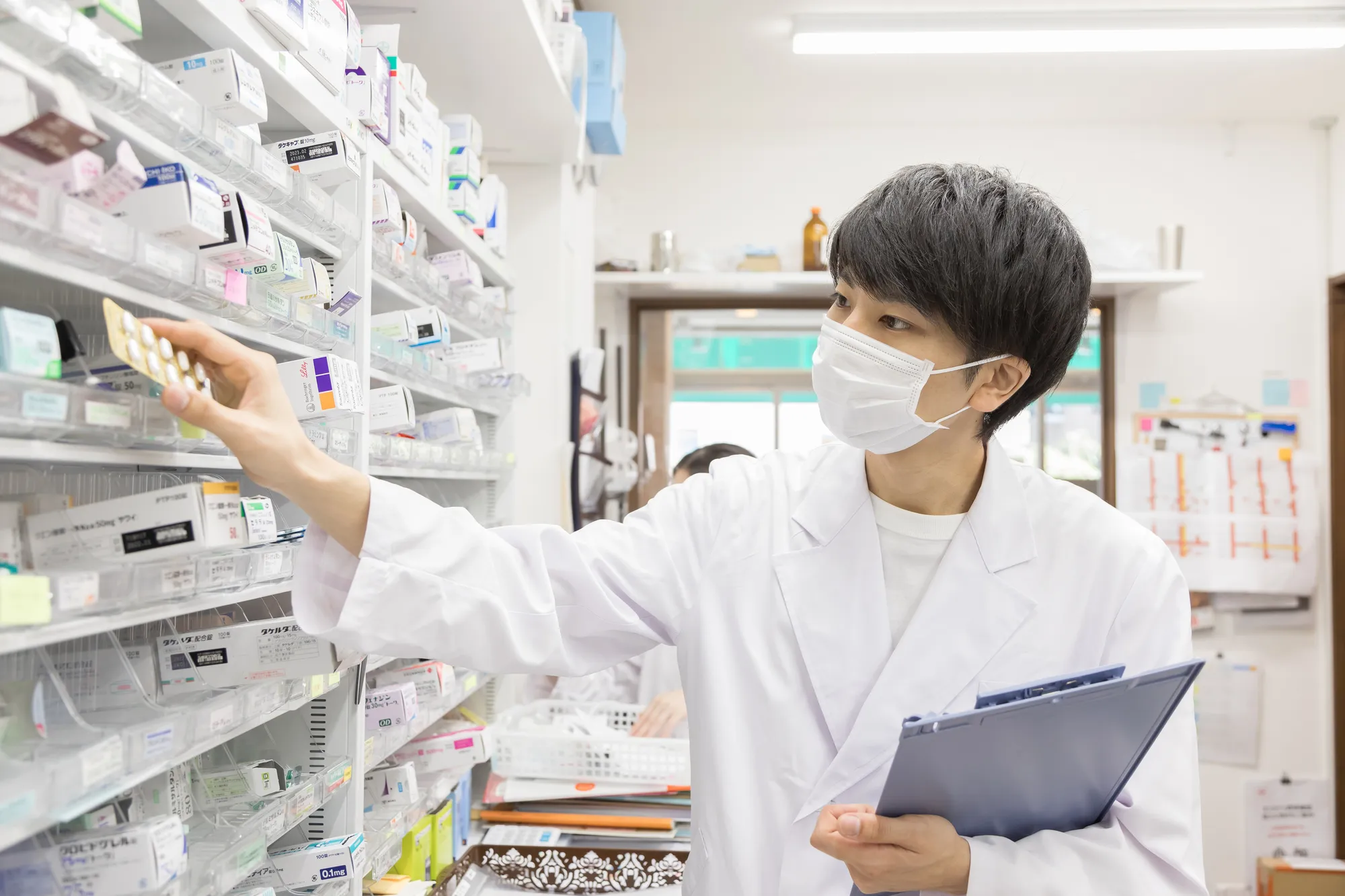 薬剤師が過重労働で疲弊している職場の様子
